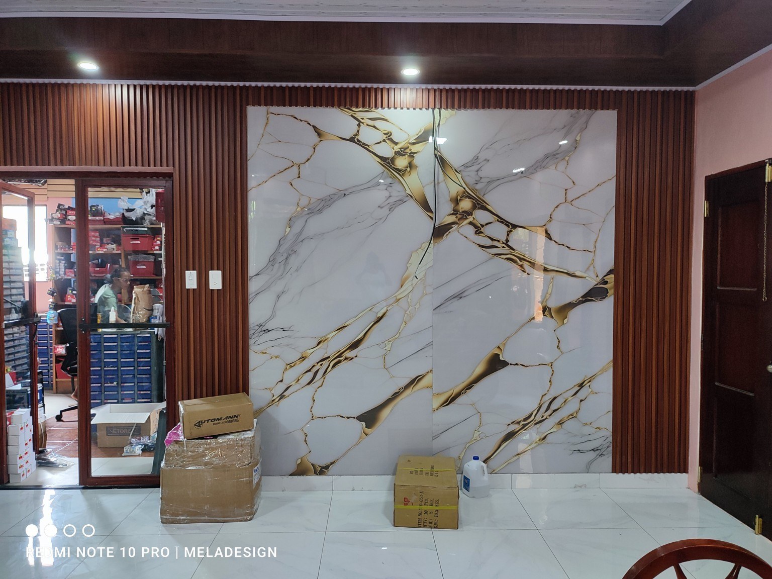 Centro de entretenimiento con panel tipo mármol