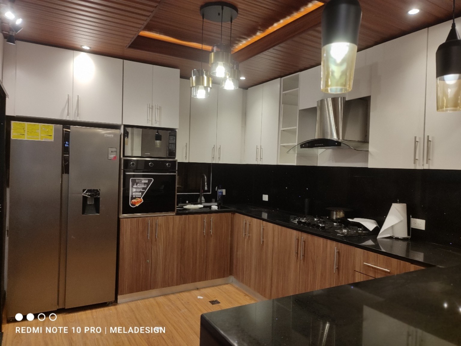Cocina moderna con encimera oscura