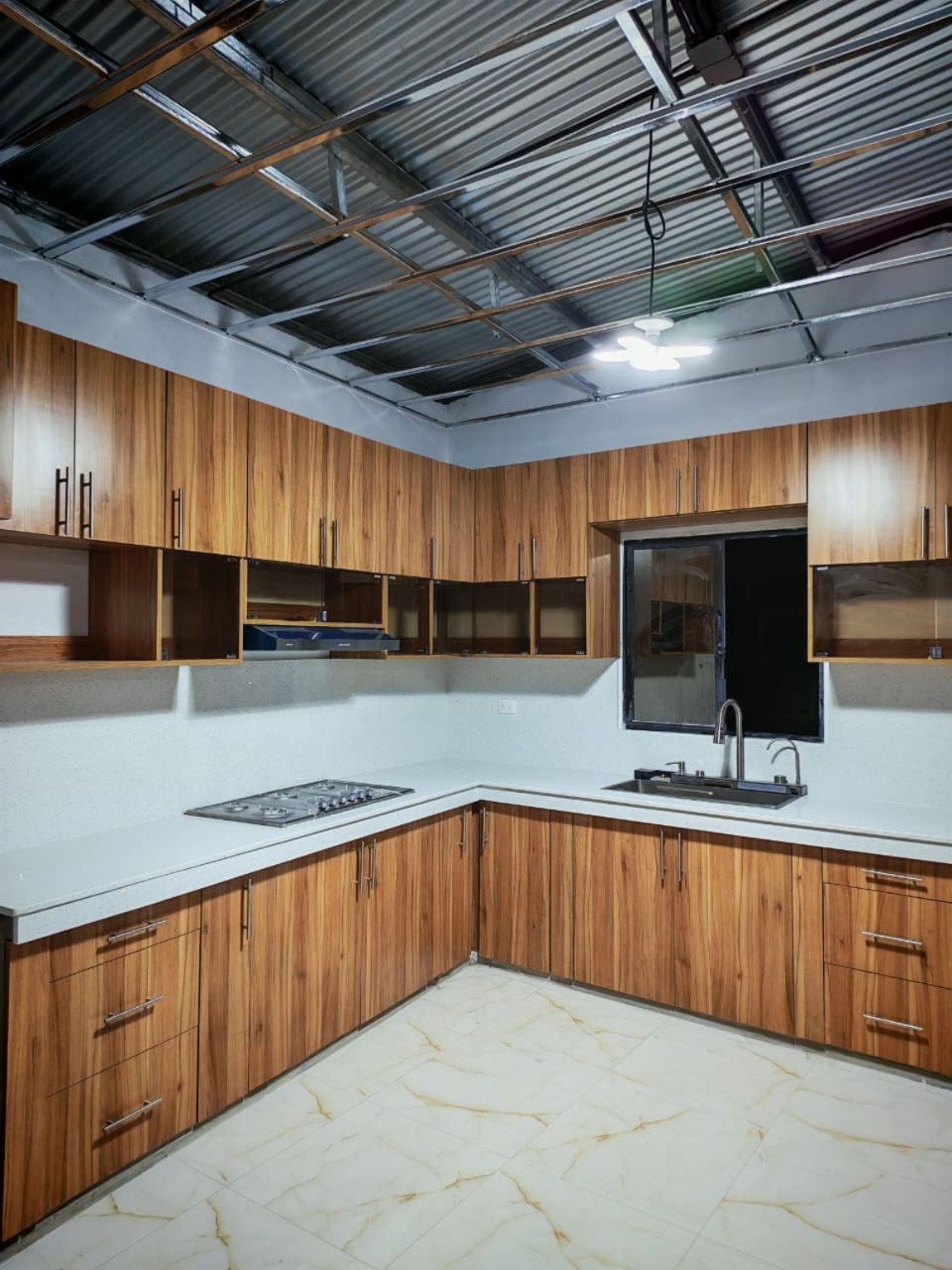 Cocina con acabados en madera y cuarzo
