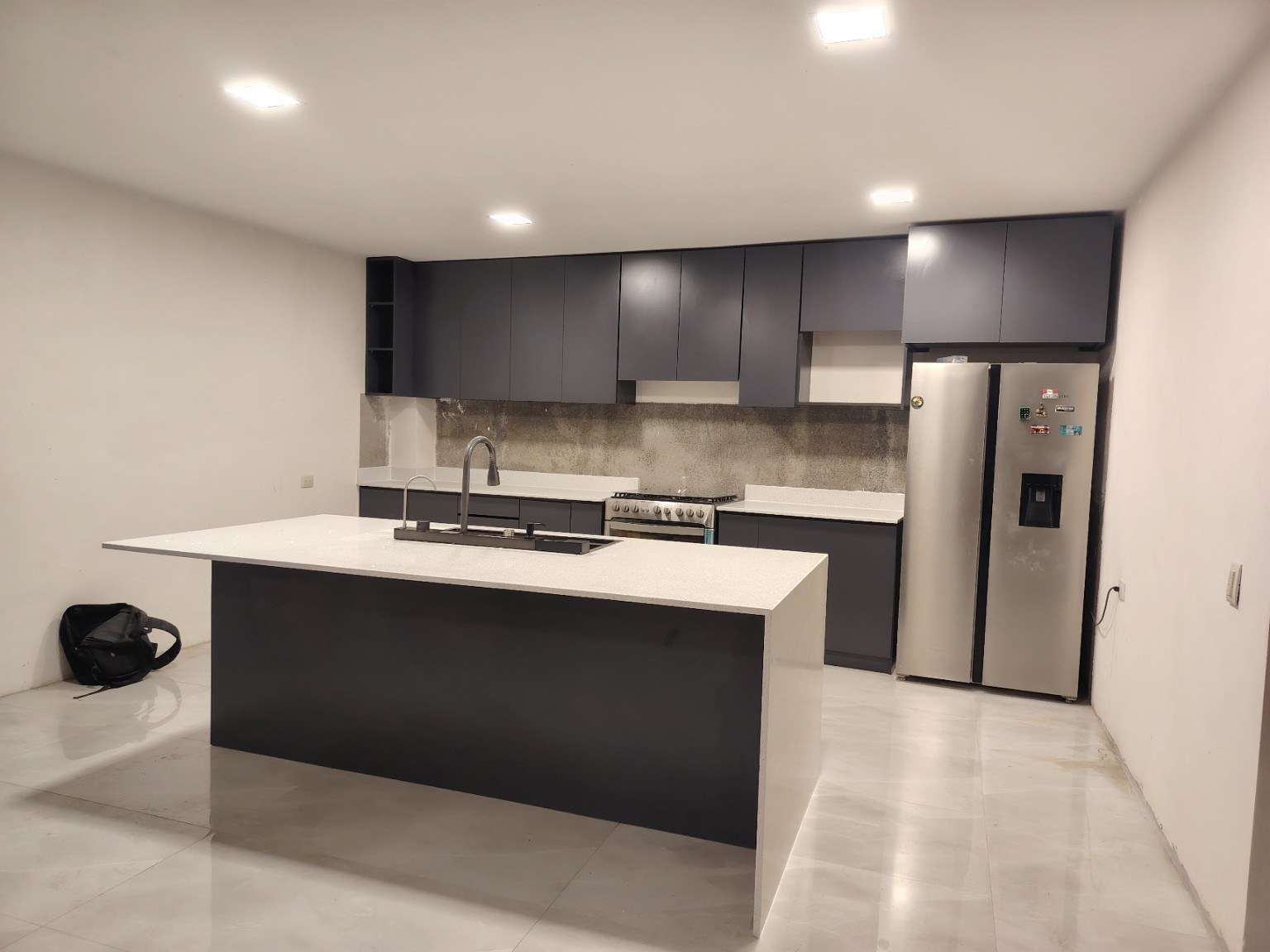 Cocina con isla y encimera blanca